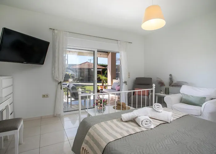 Sea Breeze & Nature Heated Pool Kremastí