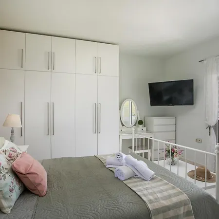 Sea Breeze & Nature With Pool Near The Sea Dom wakacyjny Kremastí