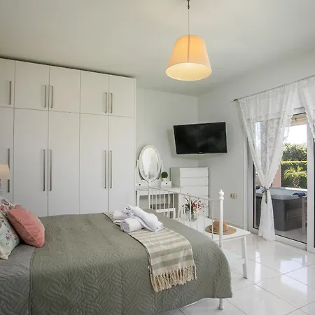 Dom wakacyjny Sea Breeze & Nature With Pool Near The Sea *