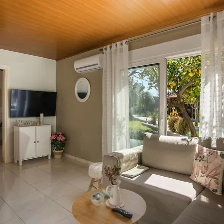 Sea Breeze & Nature With Pool Near The Sea Dom wakacyjny