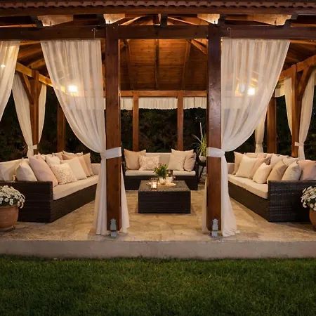 Casa de Férias Sea Breeze & Nature Villa, With Heated Pool And Garden Retreat