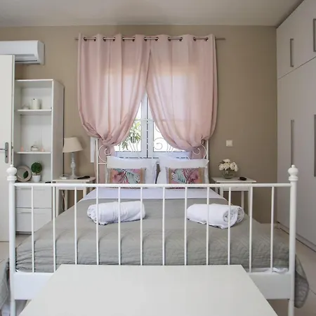 Sea Breeze & Nature Villa, With Heated Pool And Garden Retreat *