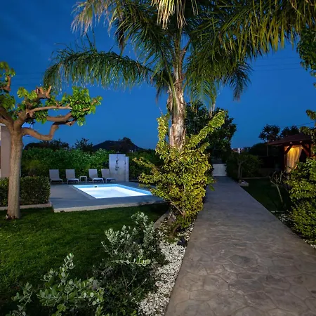 Sea Breeze & Nature Villa, With Heated Pool And Garden Retreat Casa vacanze Kremastí