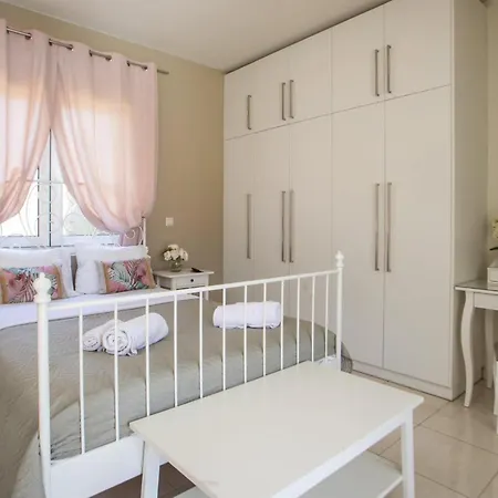 Sea Breeze & Nature Villa, With Heated Pool And Garden Retreat Casa vacanze *