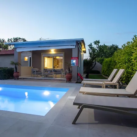 Sea Breeze & Nature Villa, With Heated Pool And Garden Retreat Дом отдыха Кремасти