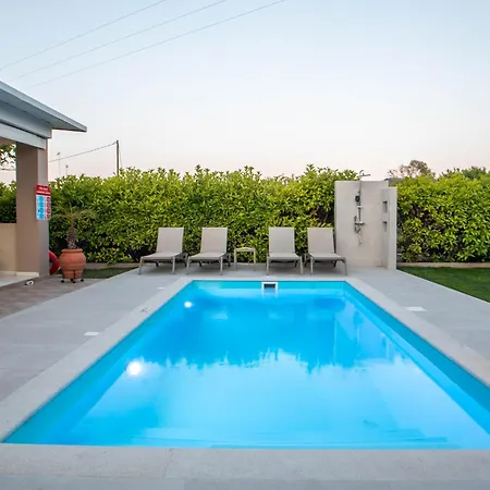 Sea Breeze & Nature Villa, With Heated Pool And Garden Retreat Dom wakacyjny