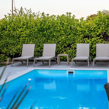 Sea Breeze & Nature Villa, With Heated Pool And Garden Retreat Dom wakacyjny