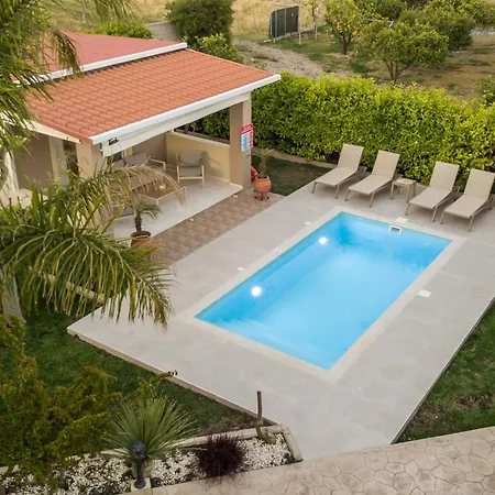 Sea Breeze & Nature Villa, With Heated Pool And Garden Retreat Kremastí