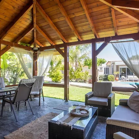 Sea Breeze & Nature Villa, With Heated Pool And Garden Retreat Casa vacanze