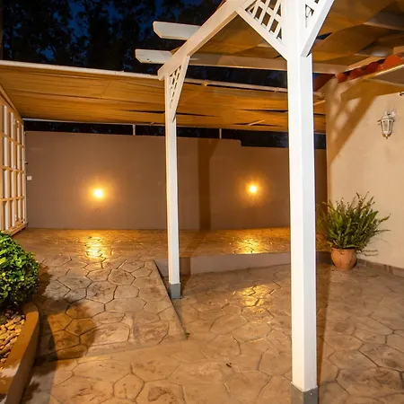 Sea Breeze & Nature Villa, With Heated Pool And Garden Retreat *