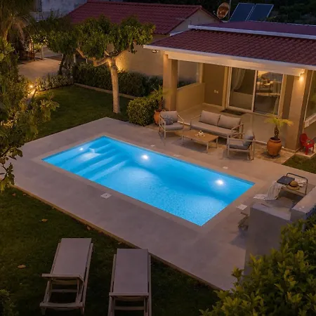 Sea Breeze & Nature Villa, With Heated Pool And Garden Retreat 別荘 クレマスティ