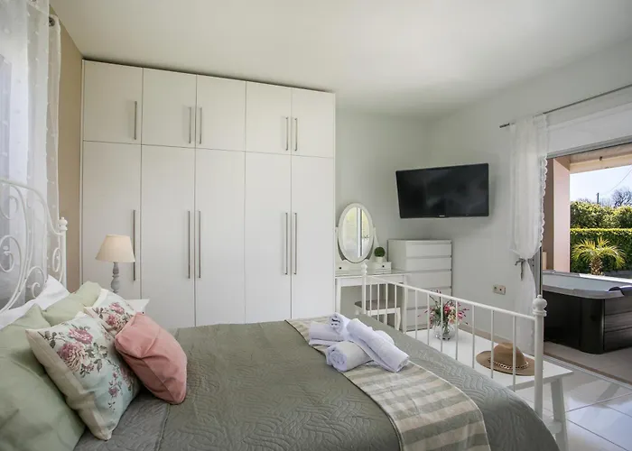 Sea Breeze & Nature Heated Pool Casa vacanze Kremastí