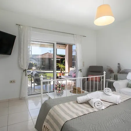 Sea Breeze & Nature With Pool Near The Sea Кремасти