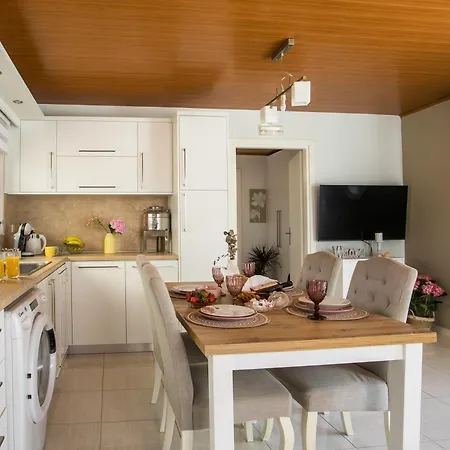 Sea Breeze & Nature With Pool Near The Sea Кремасти