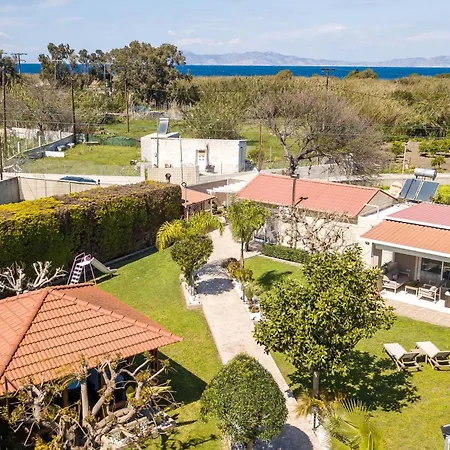 Дом отдыха Sea Breeze & Nature With Pool Near The Sea