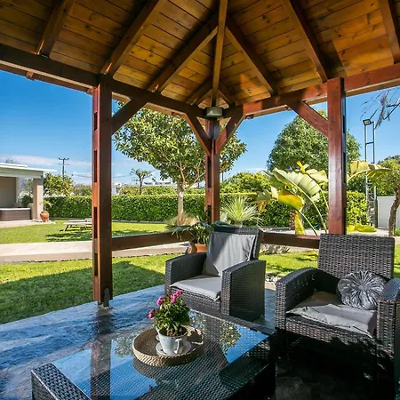 Sea Breeze & Nature With Pool Near The Sea Дом отдыха Кремасти