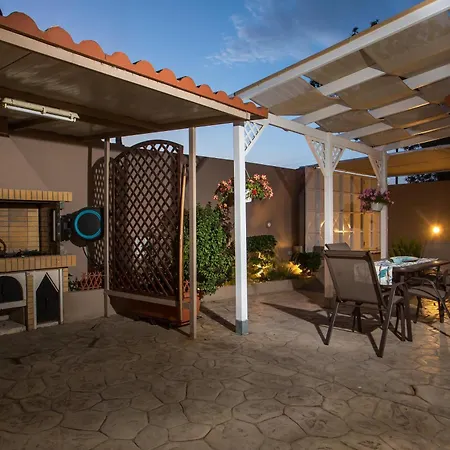 Sea Breeze & Nature With Pool Near The Sea Hébergement de vacances Kremastí