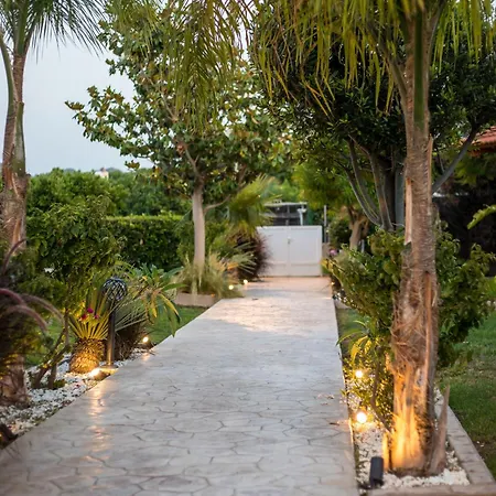 Дом отдыха Sea Breeze & Nature With Pool Near The Sea