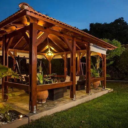 Sea Breeze & Nature With Pool Near The Sea